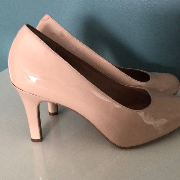 clarks nude pumps